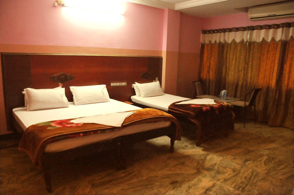 V.K.Residency Hotel ตีรูปาติ ภายนอก รูปภาพ