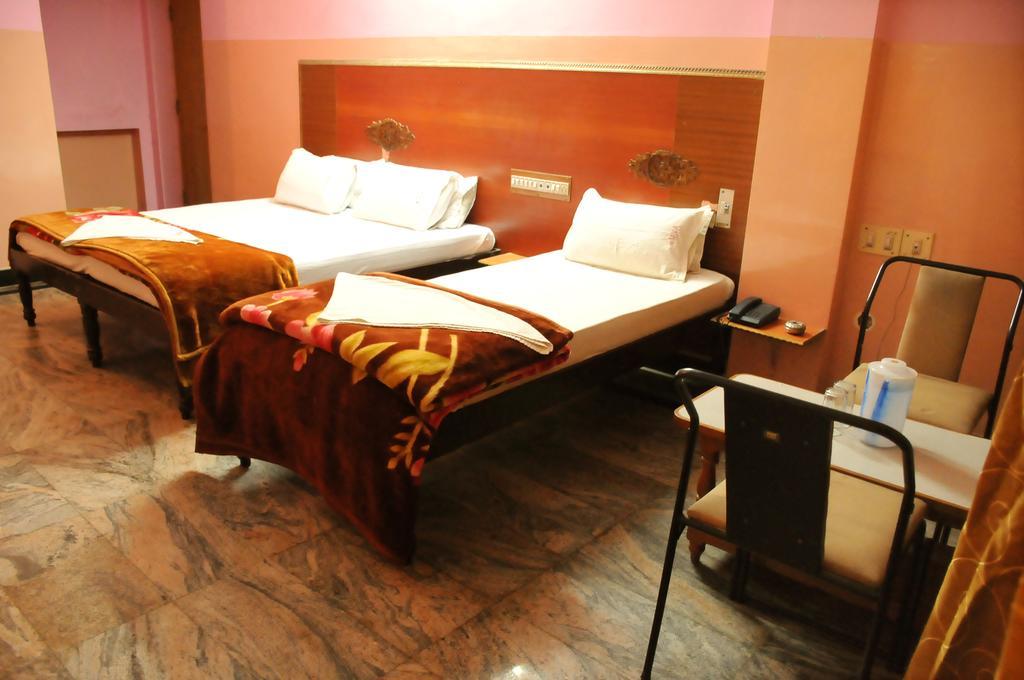 V.K.Residency Hotel ตีรูปาติ ภายนอก รูปภาพ