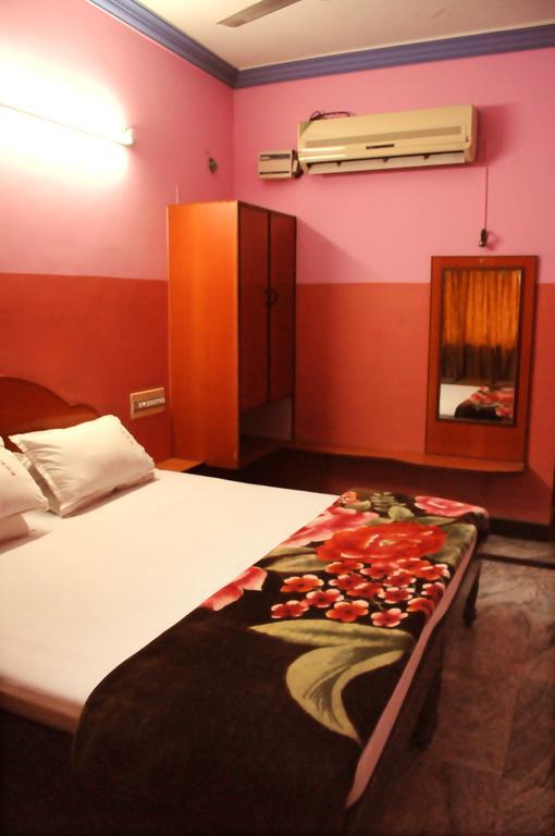 V.K.Residency Hotel ตีรูปาติ ภายนอก รูปภาพ