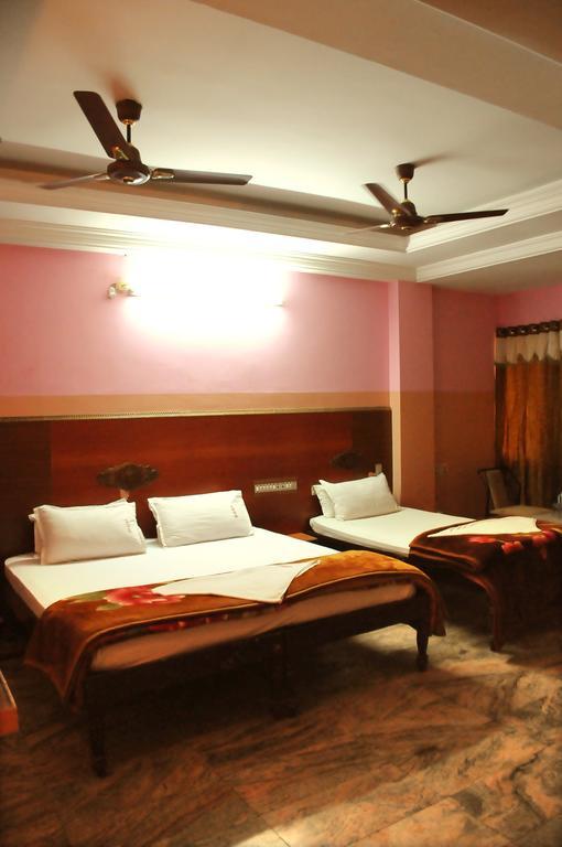 V.K.Residency Hotel ตีรูปาติ ภายนอก รูปภาพ