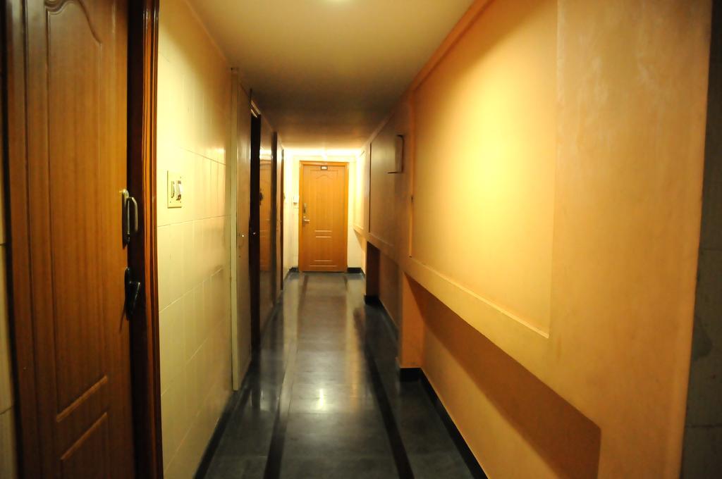 V.K.Residency Hotel ตีรูปาติ ภายนอก รูปภาพ