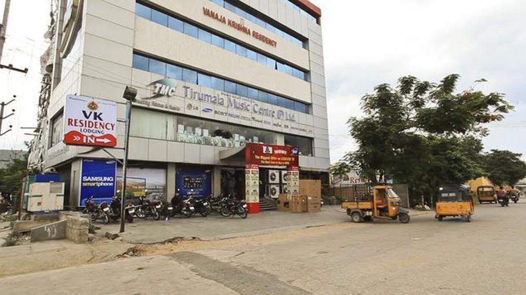 V.K.Residency Hotel ตีรูปาติ ภายนอก รูปภาพ