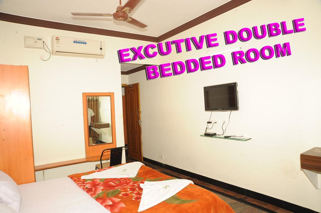 V.K.Residency Hotel ตีรูปาติ ภายนอก รูปภาพ
