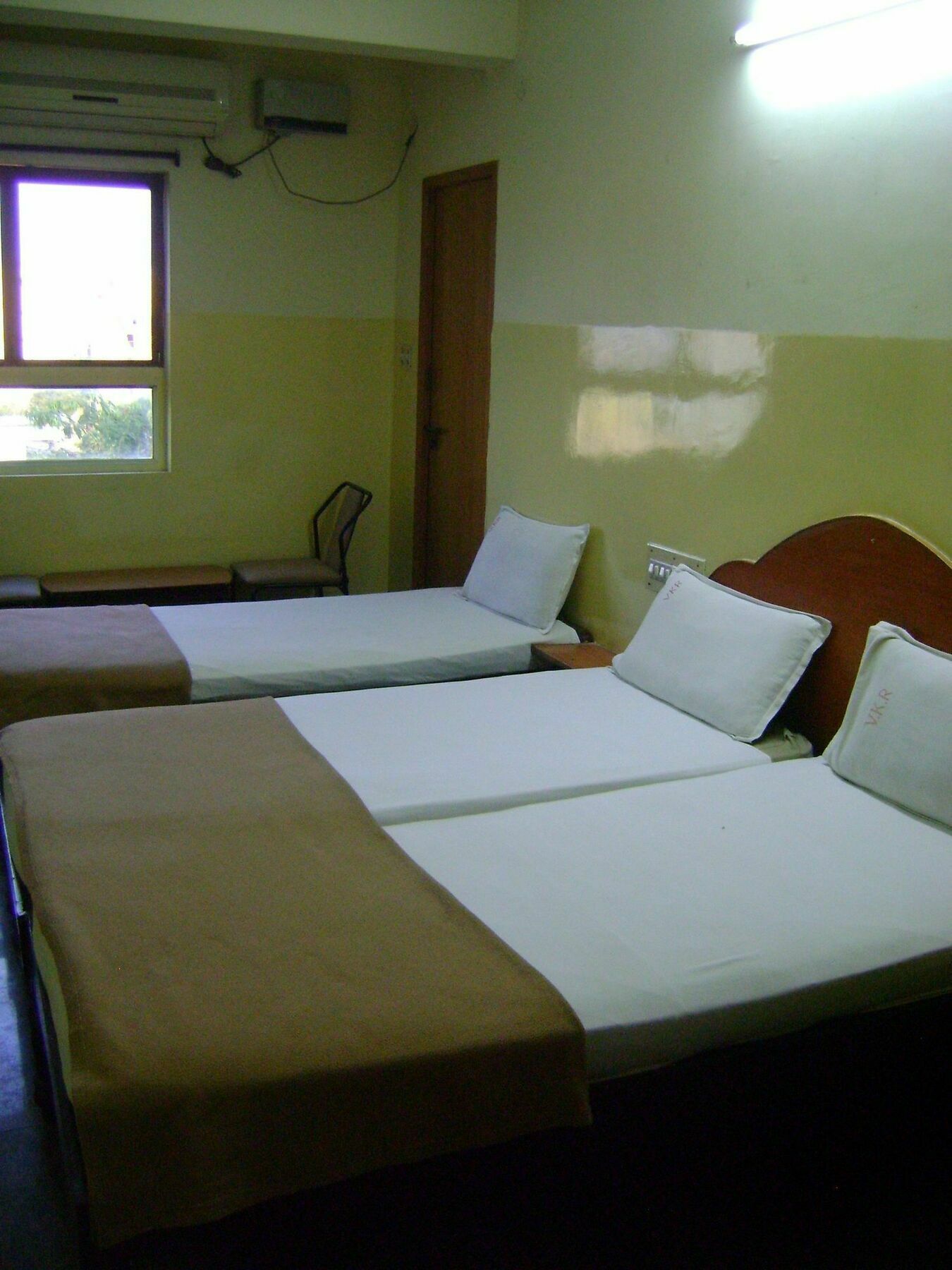V.K.Residency Hotel ตีรูปาติ ภายนอก รูปภาพ