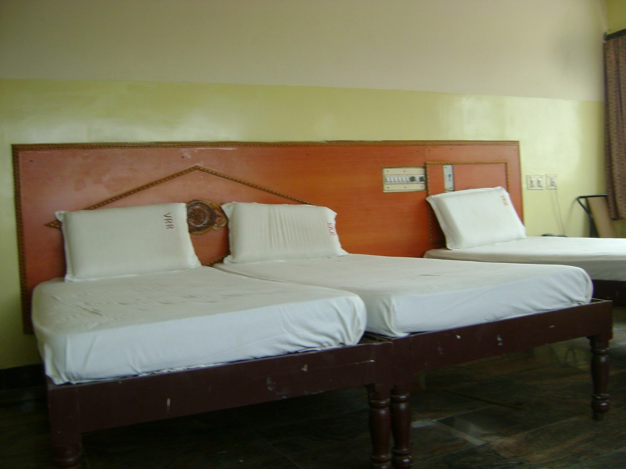 V.K.Residency Hotel ตีรูปาติ ภายนอก รูปภาพ